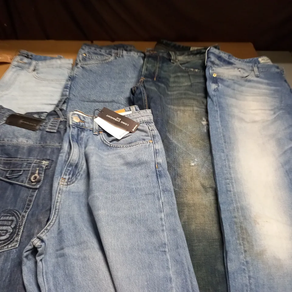 LOT OF 6 ASSORTED PAIRS OF JEANS IN VARIOUS SIZES TO INCLUDE POLICE AND DIESEL