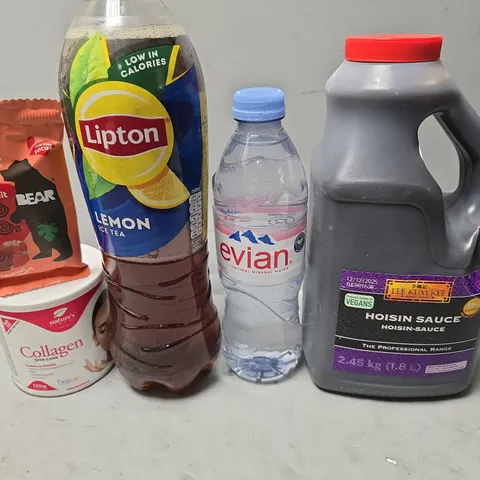 APPROXIMATELY 5 ASSORTED FOOD & DRINK ITEMS TO INCLUDE - LIPTON PEACH ICE TEA , EVIAN WATER ETC