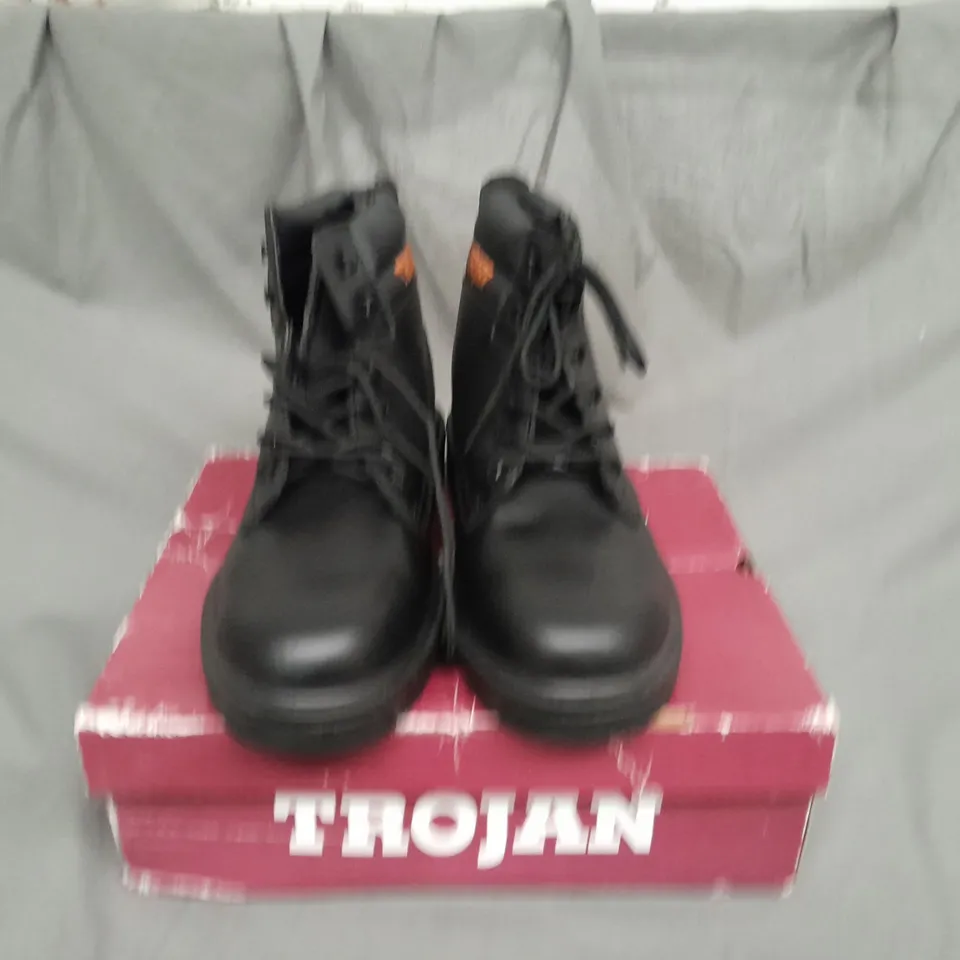 BOXED PAIR OF TROJAN LITES SAFETY BOOTS IN BLACK - SIZE 11