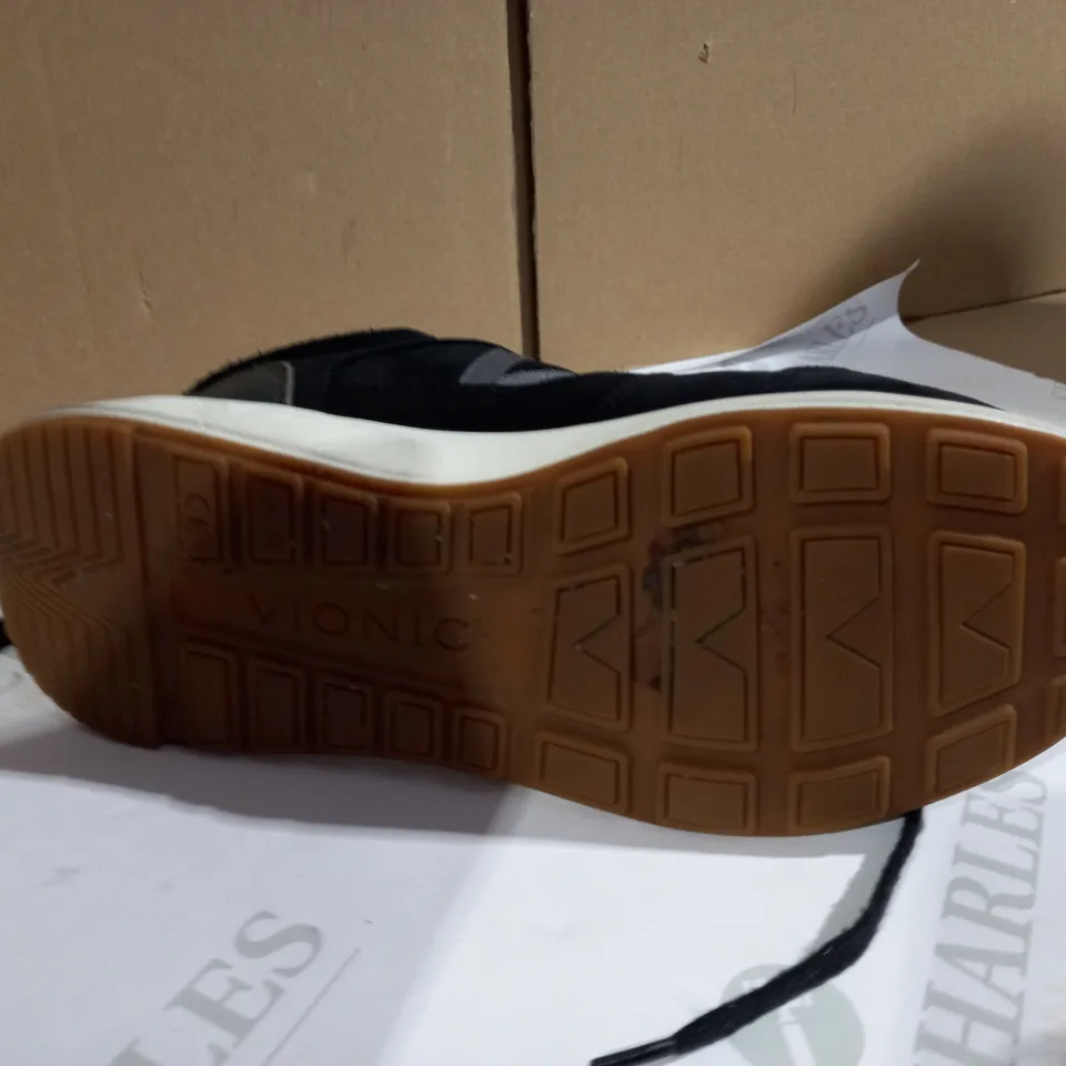 VIONIC ROCHELLE TRAINERs in black size 4 