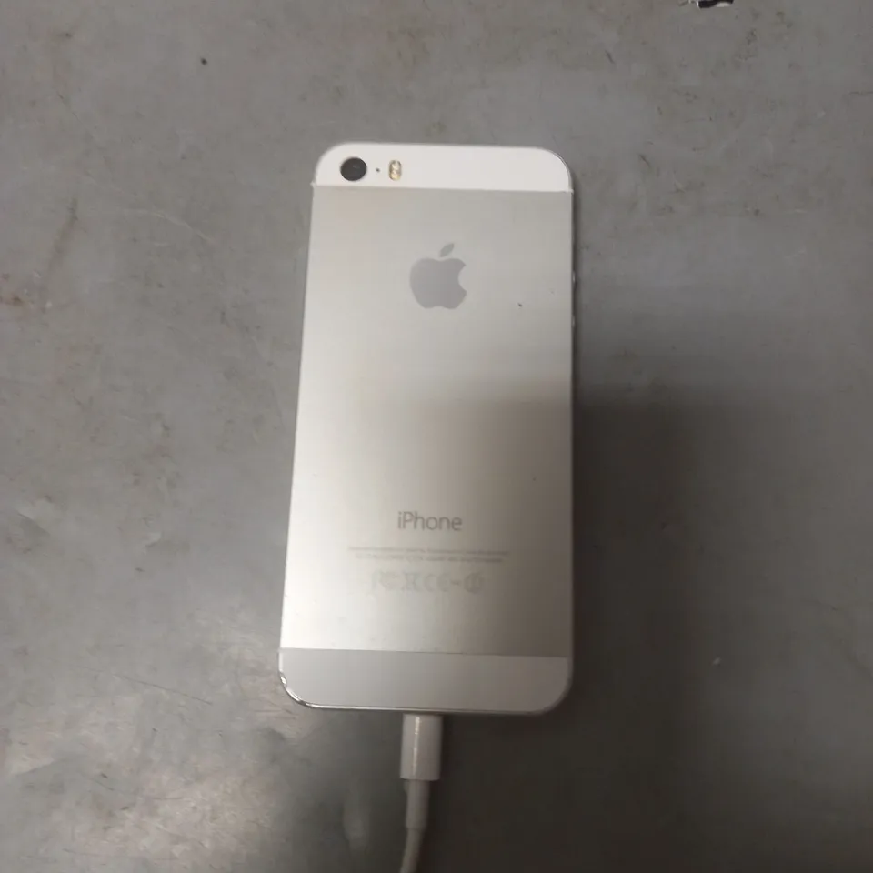 APPLE IPHONE 5S IN WHITE/SILVER