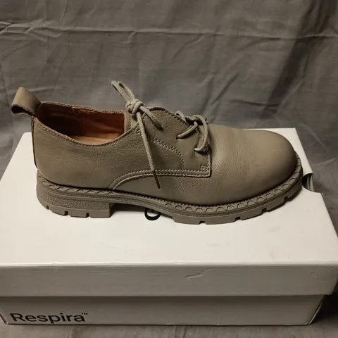 GEOX RESPIRA MEN'S LEATHER ANKLE BOOTS – TAUPE, CHUKKA STYLE SIZE 40 BOXED