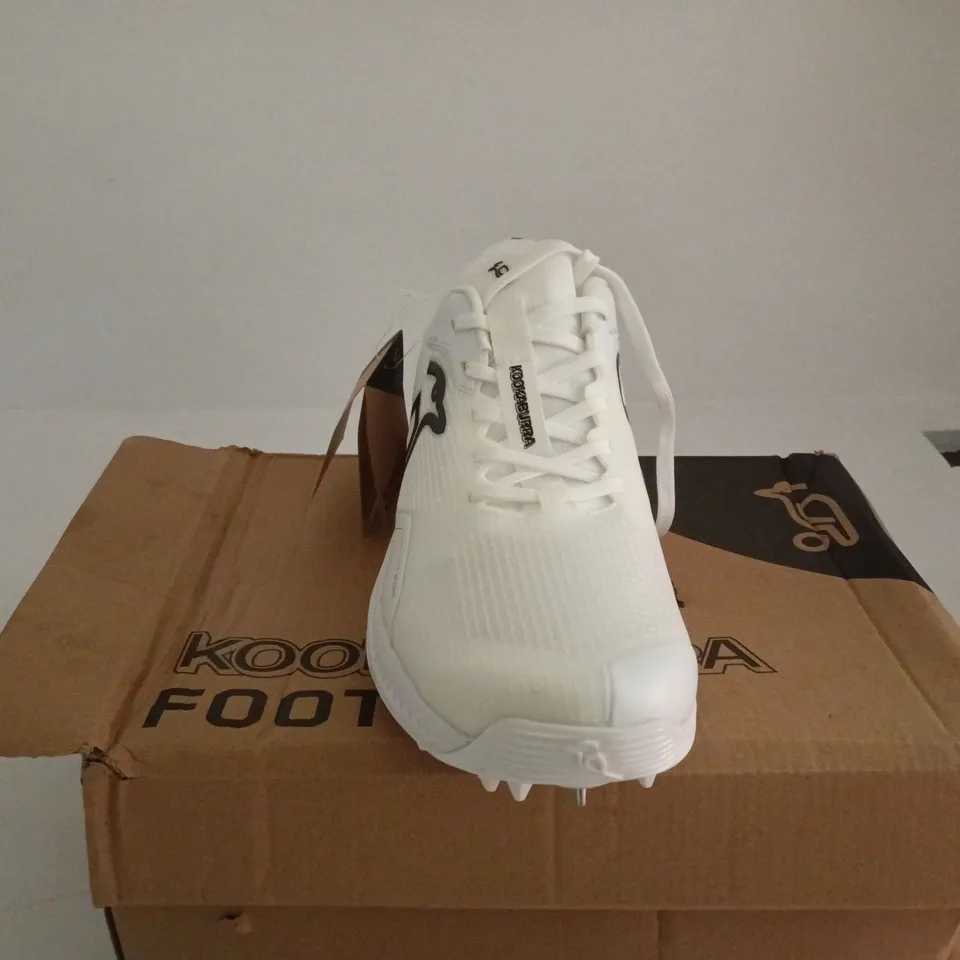 KOOKABURRA WHITE CRICKET TRAINER SPIKED UK 10.5 BOXED