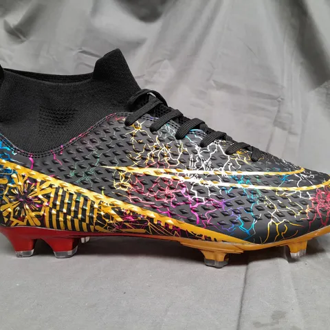 UNBRANDED FOOTBALL STUDDED BOOTS IN BLACK & GOLD - SIZE 45