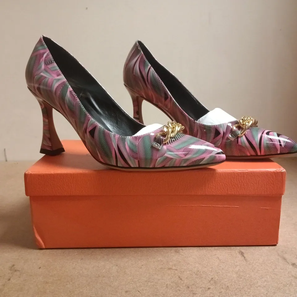 BOXED PAIR OF UNBRANDED POINTED TOE HEELS IN MULTICOLOUR SIZE EU 39.5