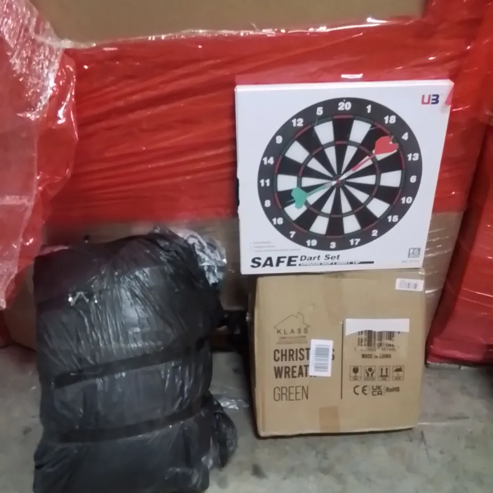 PALLET OF ASSORTED HOUSEHOLD GOODS AND PRODUCTS TO INCLUDE;SOFT TIP DARTBOARD,CHRISTMAS WREATH,DOG BED