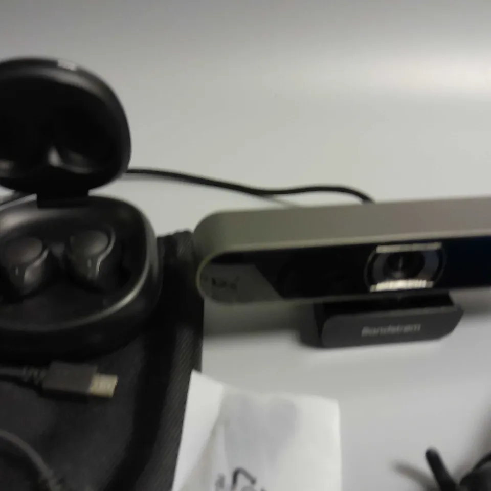 LOT OF 5 ASSORTED TECH ITEMS TO INCLUDE SOUNDSTROM WEBCAM, ENCAFIRE TWS EARBUDS AND FRESH AND REBEL EARPHONES