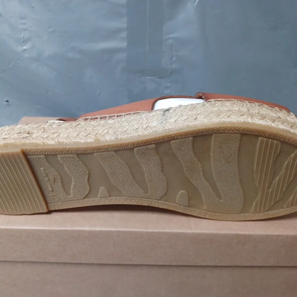 BOXED PAIR OF PENELOPE CHILVERS YERMO LEATHER ESPADRILLE OPEN TOE IN TAN - SIZE 42