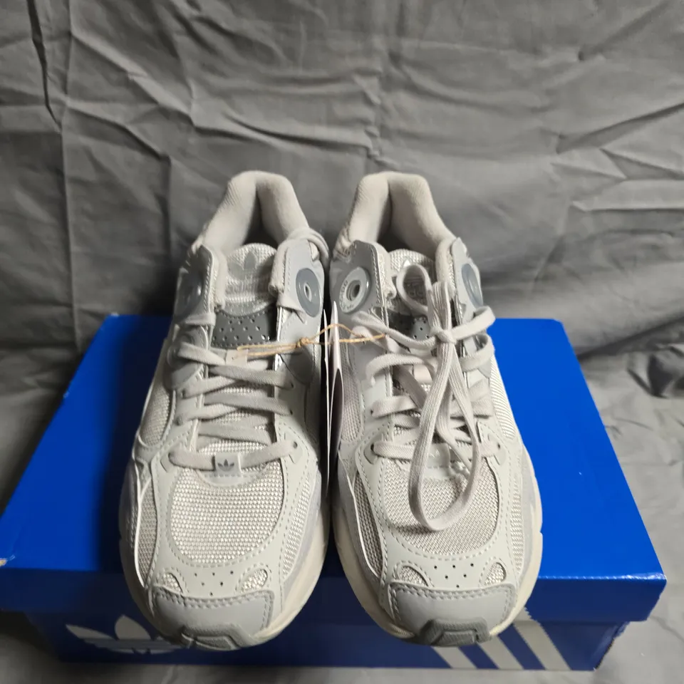 BOXD PAIR OF ADIDAS ASTIR TRAINERS - UK SIZE 5 - WOMENS