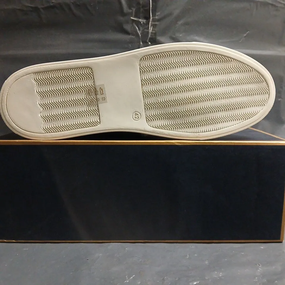 BOXED PAIR OF FAIRFAX & FAVOR WOMEN'S ALEXANDRA TRAINERS IN WHITE W. JAGUAR/ZEBRA PRINT SIZE EU 42