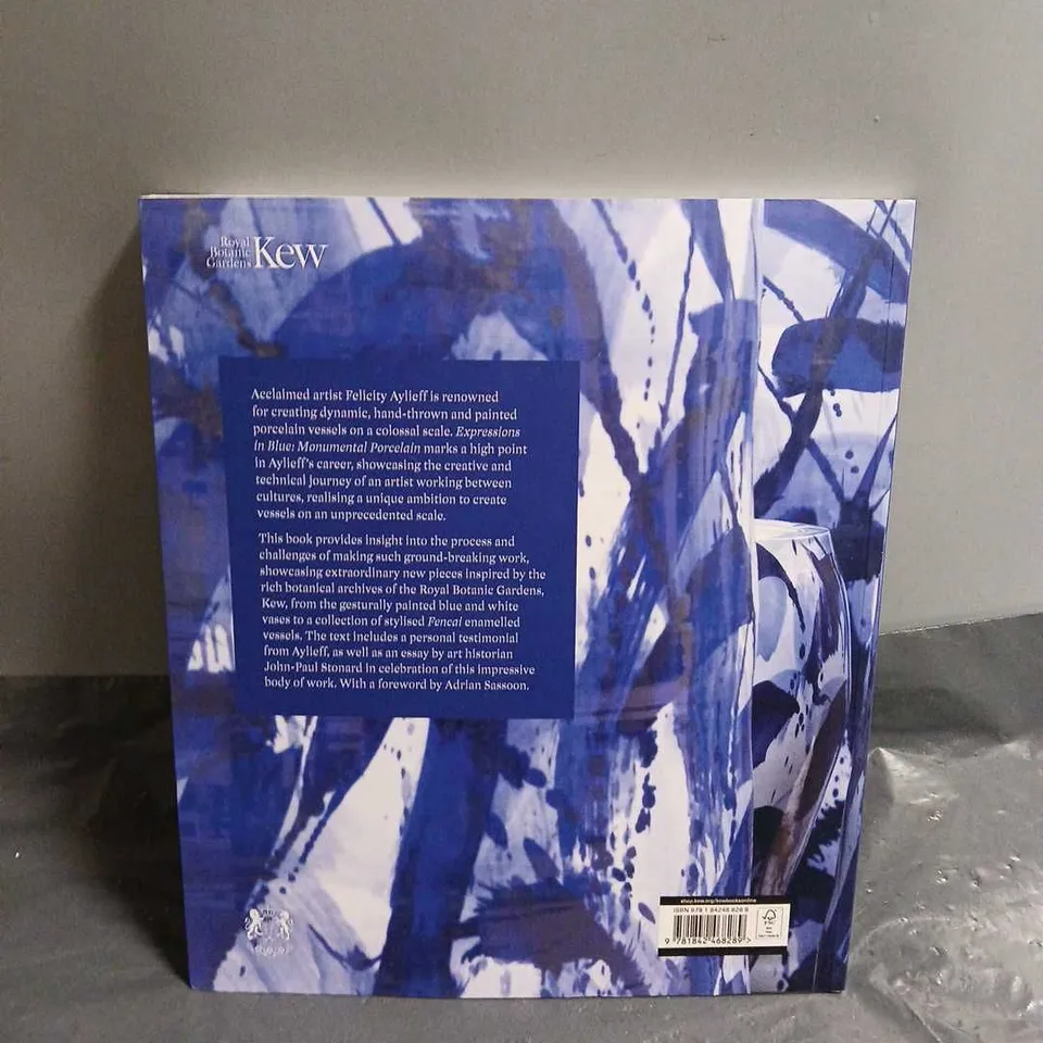 EXPRESSIONS IN BLUE: MONUMENTAL PORCELAIN BY FELICITY AYLIEFF