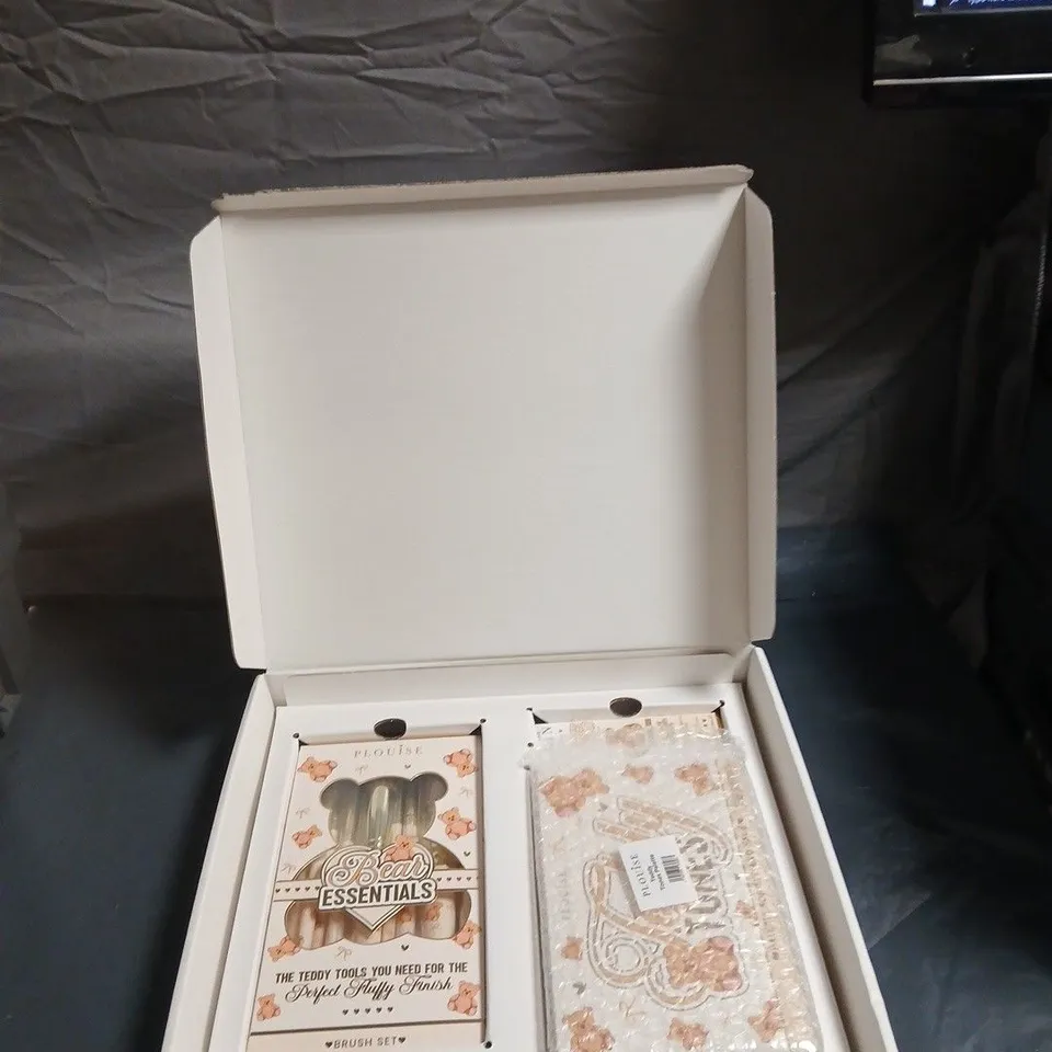 P LOUISE BEAR ESSENTIALS BRUSH SET + TEDDY TOUCHY BOX SET – COSMETICS GIFT SET