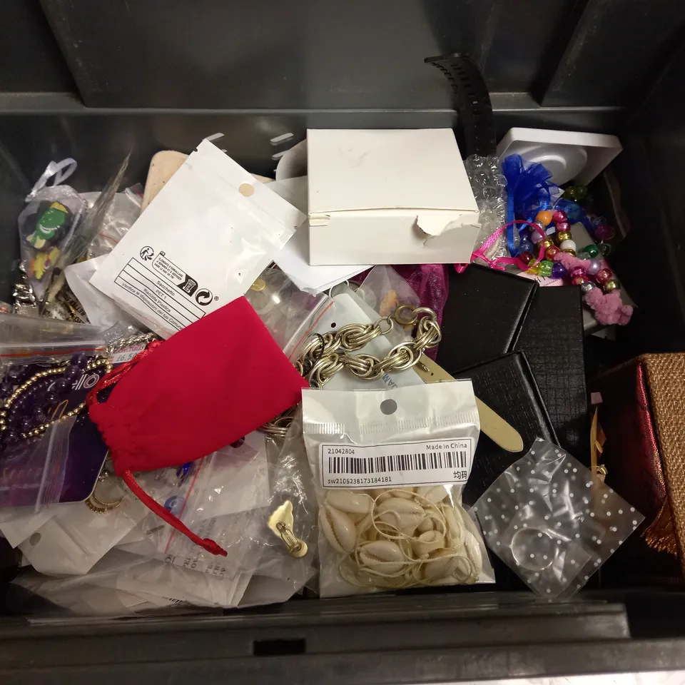 BOX OF APPROX 10 ASSORTED COSTUME JEWELLERY ITEMS INCLUDING NECKLACES, BRACELETS AND RINGS