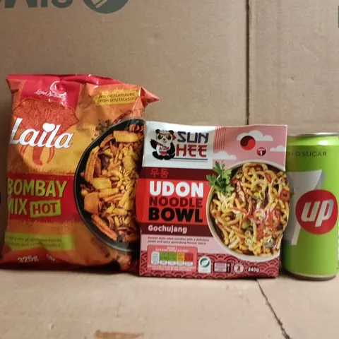 APPROXIMATELY 10 ASSORTED FOOD AND DRINK ITEMS TO INCLUDE 7UP, UDON NOODLE BOWL, HOT BOMBAY MIX, ETC