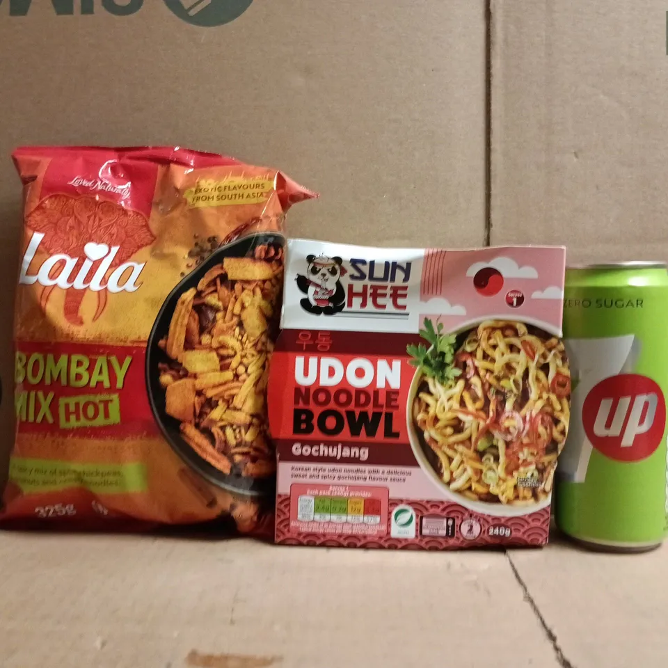APPROXIMATELY 10 ASSORTED FOOD AND DRINK ITEMS TO INCLUDE 7UP, UDON NOODLE BOWL, HOT BOMBAY MIX, ETC