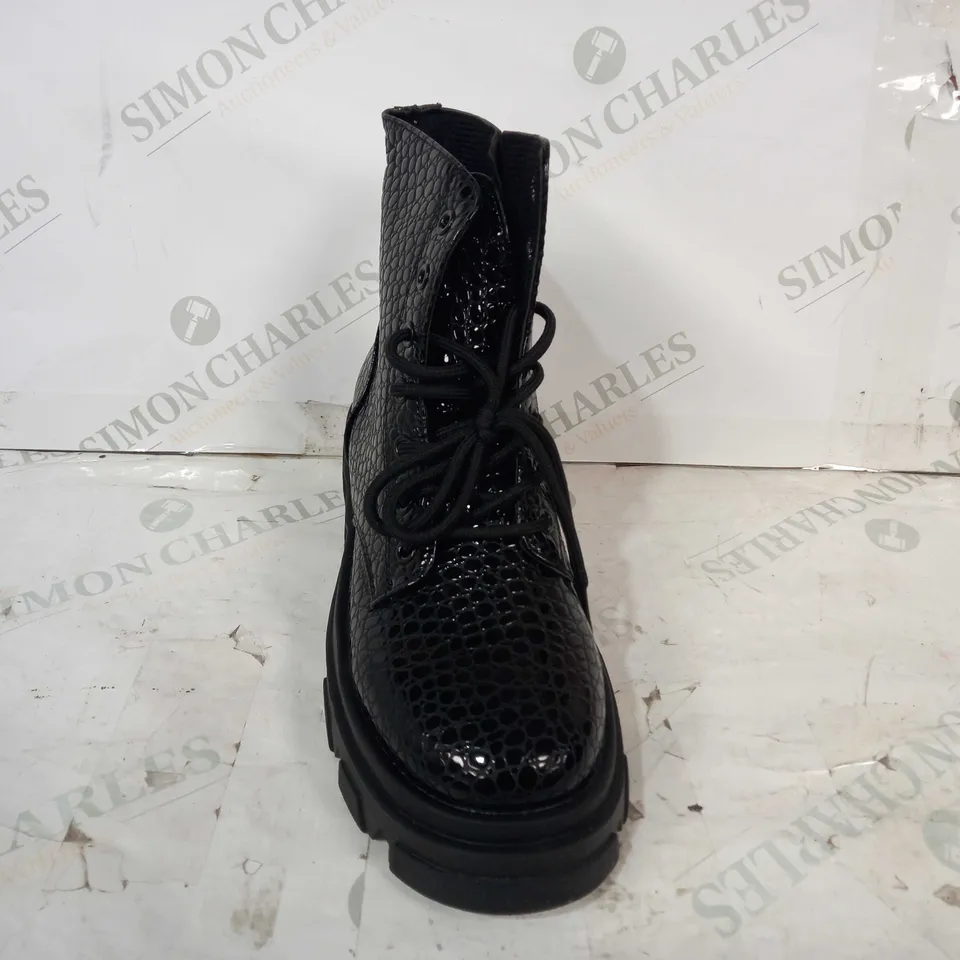 BOXED PAIR OF TEXTURED ANKLE BOOTS IN BLACK EU SIZE 37