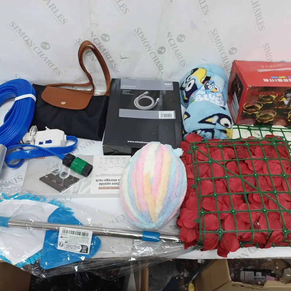 BOX OF APPROXIMATELY 12 ASSORTED ITEMS TO INCLUDE BLUEY BLANKET, TEA POT SET, AND SHOWER HOSE ETC. 