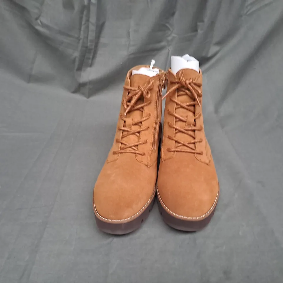 PAIR OF VIONIC LARSON LACE UP BOOTS IN TOFFEE SIZE 5
