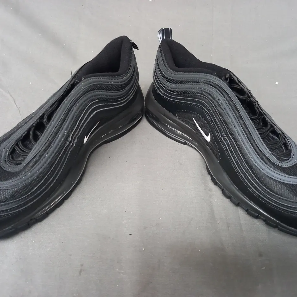 PAIR OF NIKE SHOES IN BLACK UK SIZE 9