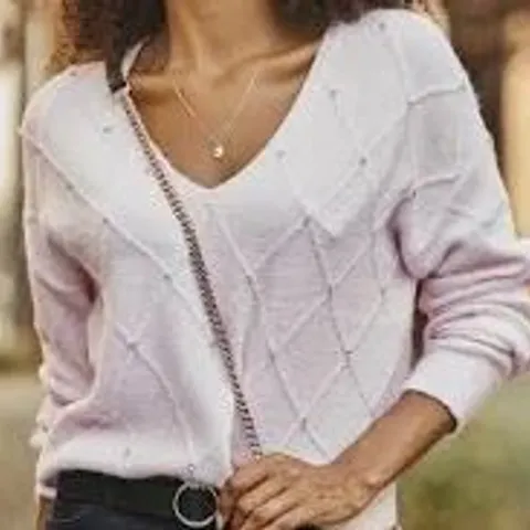 SOSANDER DIAMOND EMBELLISHED V NECK JUMPER PINK MEDIUM