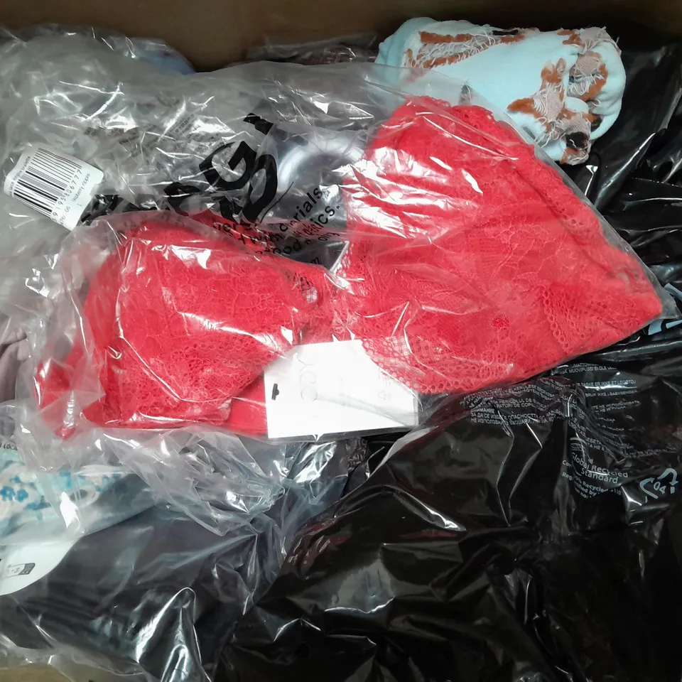 APPROXIMATELY 20 ASSORTED COTTON CLOTHING ITEMS TO INCLUDE SATIN SLEEP SET SIZE XL, STRETCH MOM JEAN SIZE 40EU, STRAPPY BACK CROP TOP SIZE XL, RIB ZIP VEST SIZE S