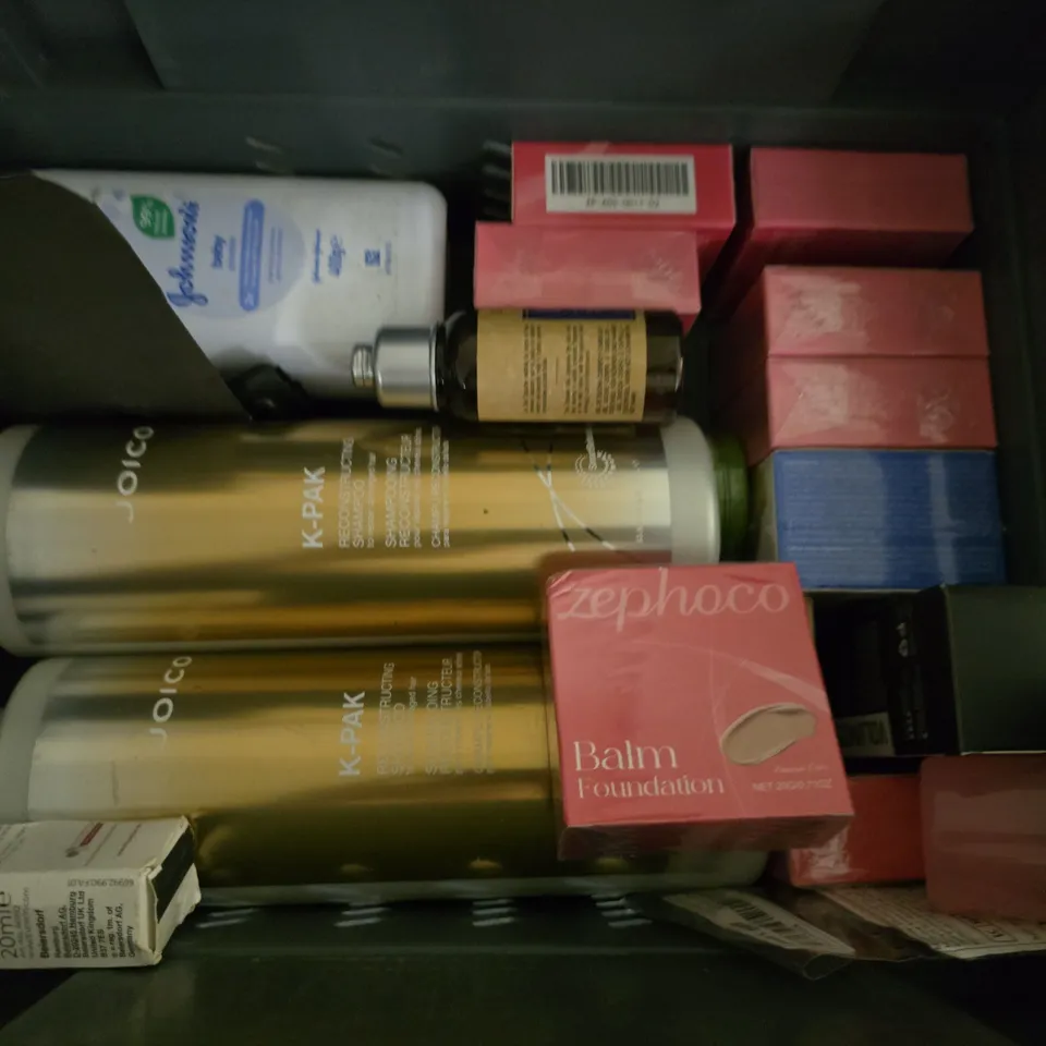 APPROXIMATELY 20 ASSORTED HEALTH AND BEAUTY ITEMS TO INCLUDE WHITENING PULLING OIL, BATH CRYSTALS AND BPERFECT CLEANSING BALM