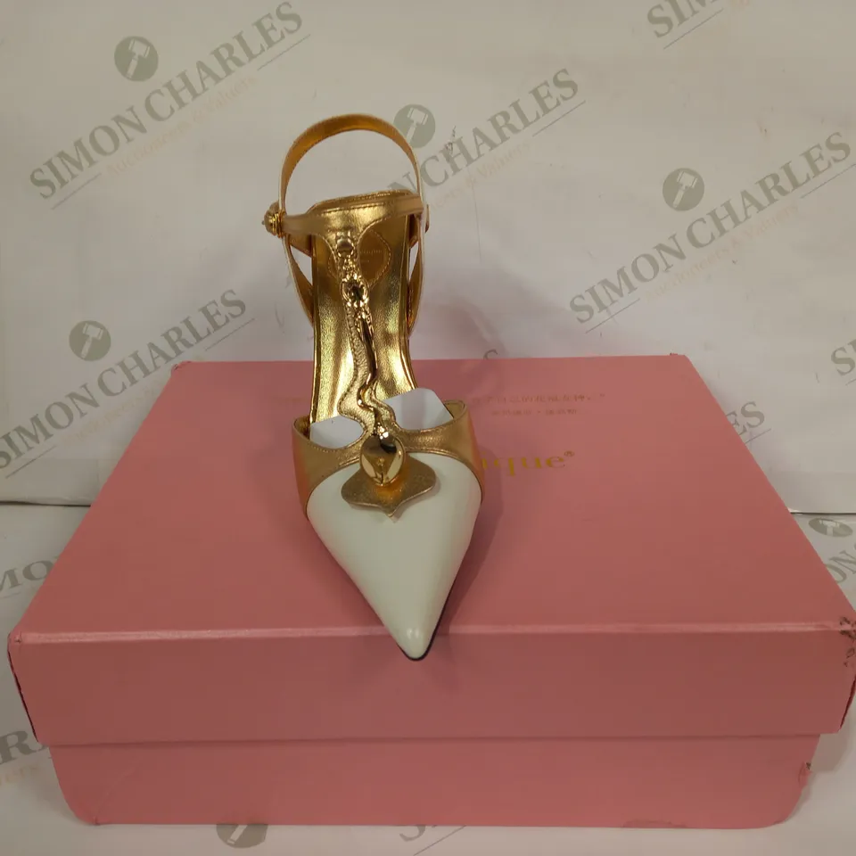 BOXED PAIR OF A.B. POÉTIQUE CLOSED TOE HIGH HEELS IN WHITE/METALLIC GOLD EU SIZE 36