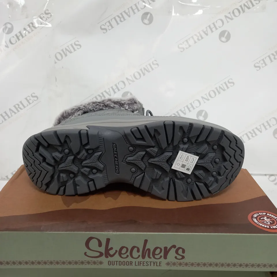 BOXED SKECHERS WOMENS ANTI SLIP AND WATERPROOF FUR LINED BOOTS, GREY - SIZE 5
