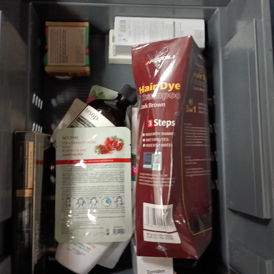 APPROXIMATEY 20 ASSORTED HEALTH AND BEAUTY PRODUCTS TO INCLUDE - BAYLIS & HARDING HAND WASH - L'OREAL MEN EXPERT BARBER CLUB CLEANSER AND DOVE BODY LOVE GRADUAL TANNING LOTION