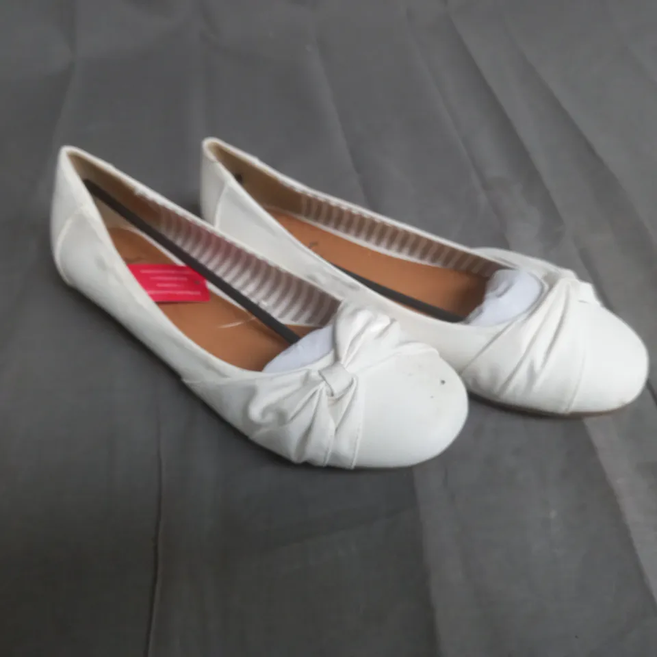 BOX OF APPROXIMATELY 5 PAIRS OF SHOES IN VARIOUS SIZES 4X GUPPY LOVE PAIR 1X DEITIY PAIR