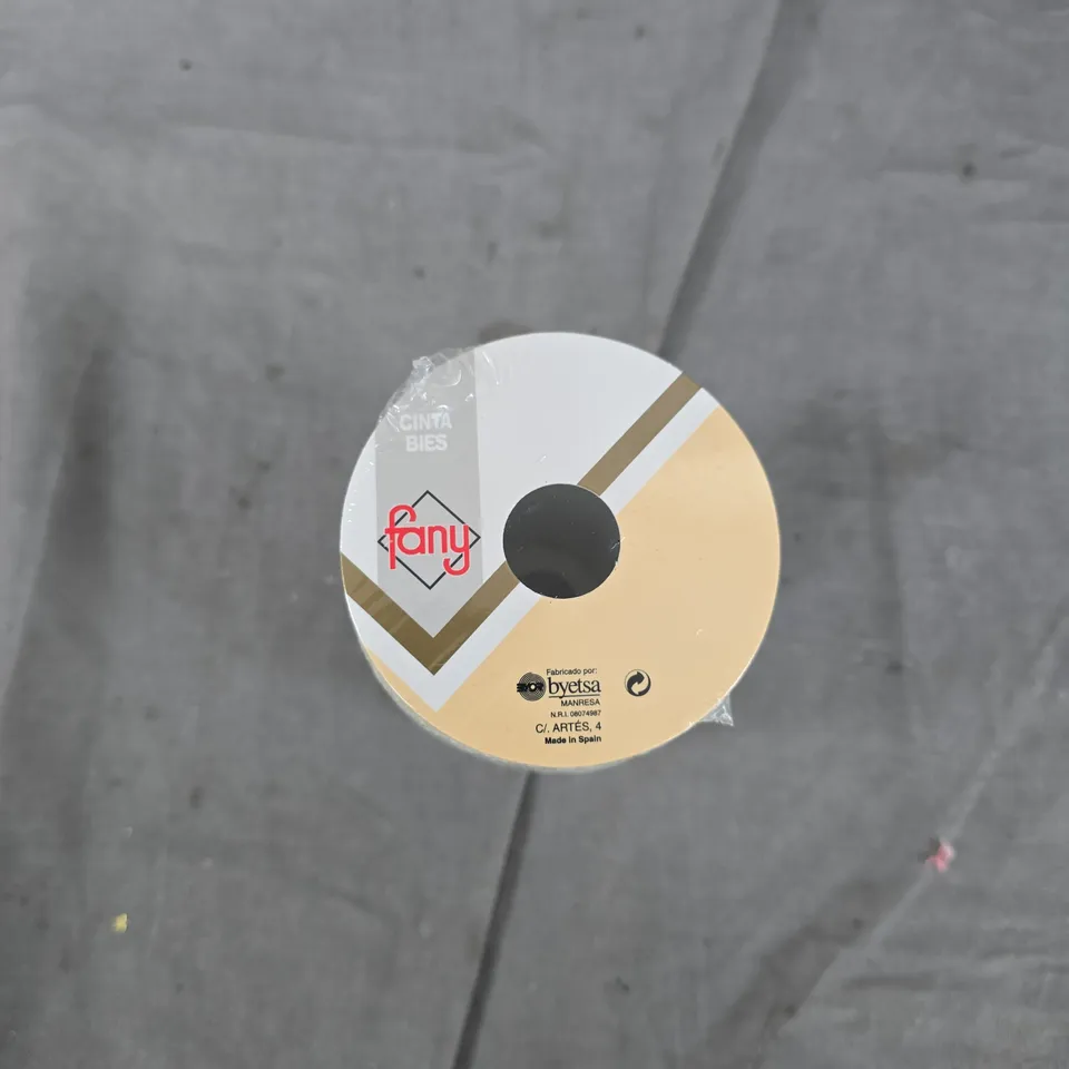 BOX OF APPROXIMATELY 20 HOUSEHOLD ITEMS TO INCLUDE: YARN, POKEMON TABLET CASE AND NOTEBOOK