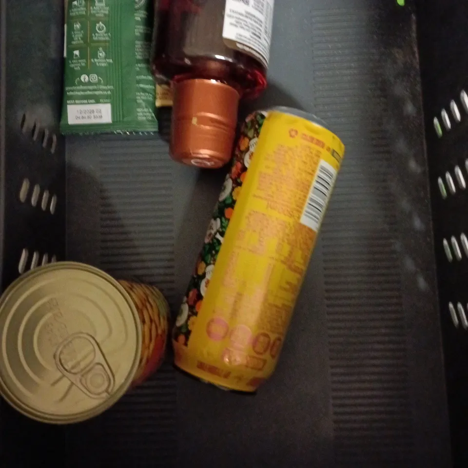 APPROXIMATELY 10 ASSORTED FOOD/DRINK PRODUCTS TO INCLUDE DRIED MANGO, VIENNESE WHIRLS, HONEY ETC 