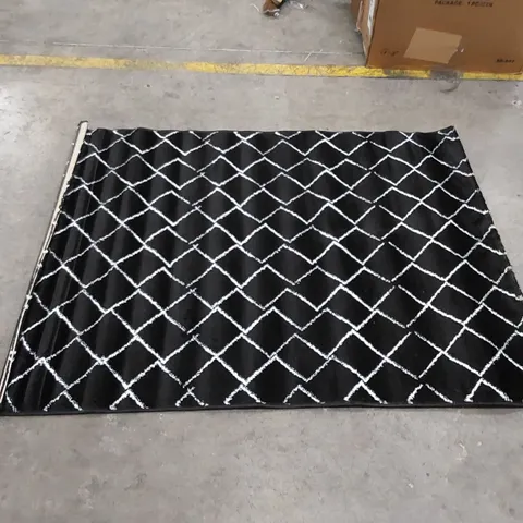ZIGZAG NOIR DIAMOND PATTERN RUG - BLACK // SIZE: 120 X 160cm
