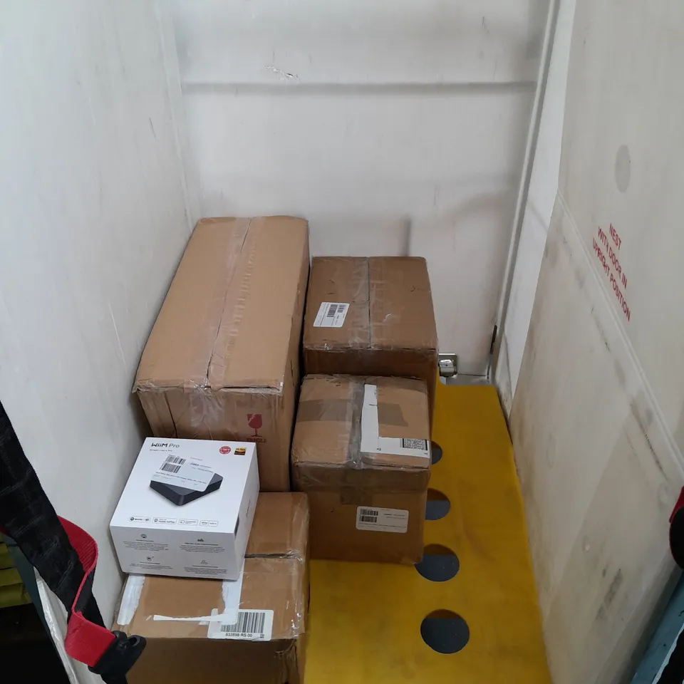 APPROXIMATELY 8 HOUSEHOLD ITEMS TO INCLUDE COZEE HOME SHEET COLLECTION AND GARDEN SOLAR LIGHTS