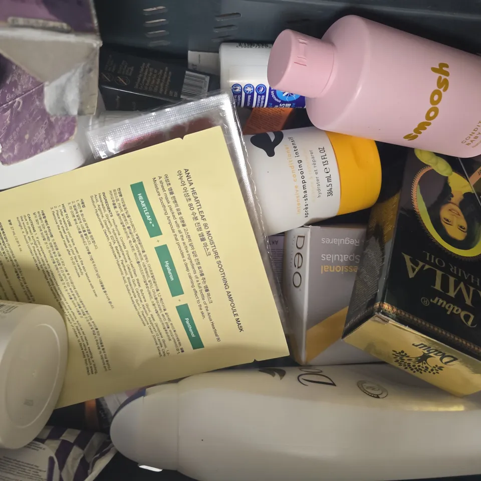 APPROXIMATELY 15 ASSORTED COSMETIC ITEMS INCLUDING VARIOUS MAKES AND BRANDS - COLLECTION ONLY