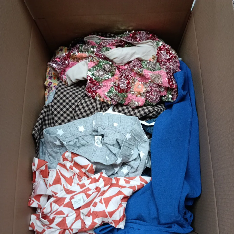 A BOX OF APROXIMATELY 20 VARIABLE WOMEN CLOTHING