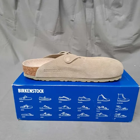 BOXED PAIR OF BIRKENSTOCK BOSTON 1019054 FADED KHAKI SFB SUEDE LEATHER REGULAR FIT CLOG SIZE 5.5