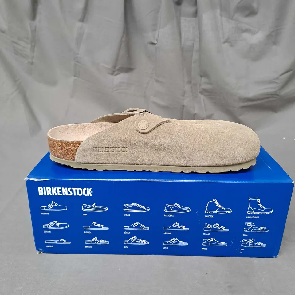 BOXED PAIR OF BIRKENSTOCK BOSTON 1019054 FADED KHAKI SFB SUEDE LEATHER REGULAR FIT CLOG SIZE 5.5