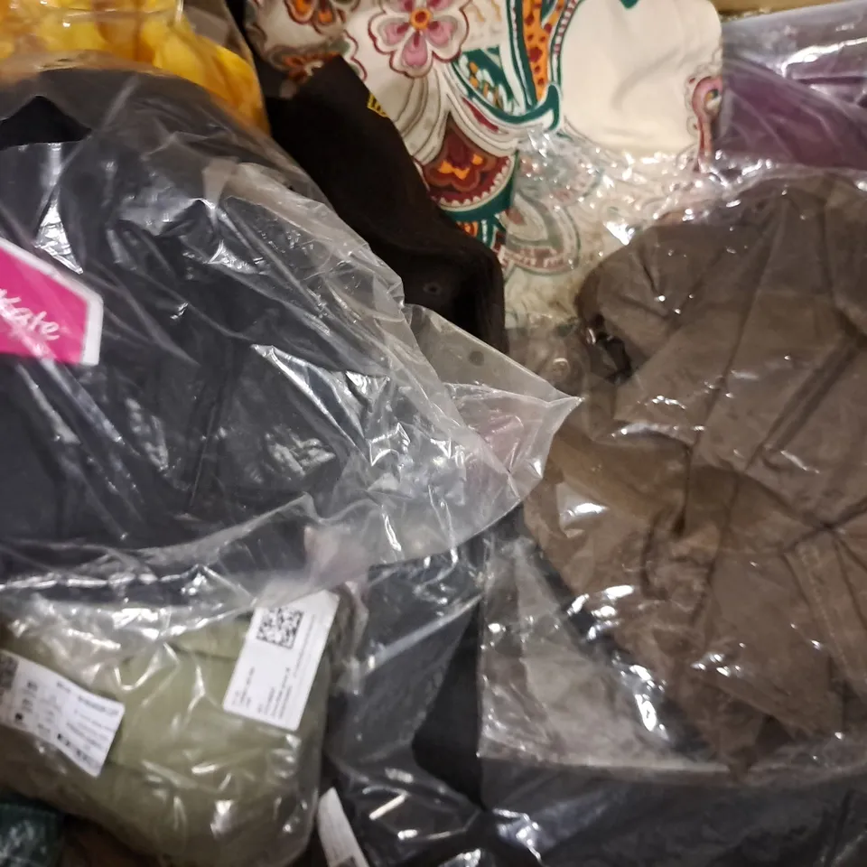 BOX OF APPROXIMATELY 20 ASSORTED CLOTHING AND FASHION ITEMS IN VARIOUS STYLES, SIZES, AND COLOURS - COLLECTION ONLY