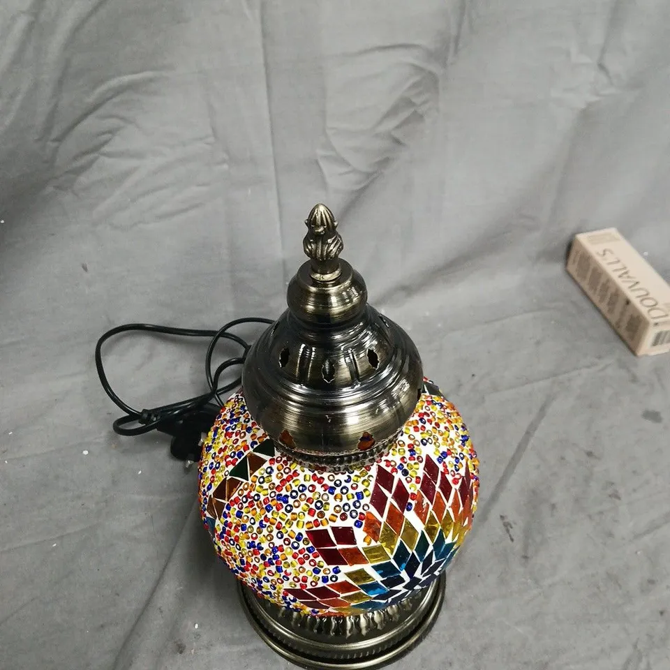MOSAIC GLASS TABLE LAMP WITH BRASS BASE – MULTICOLOURED SHADE