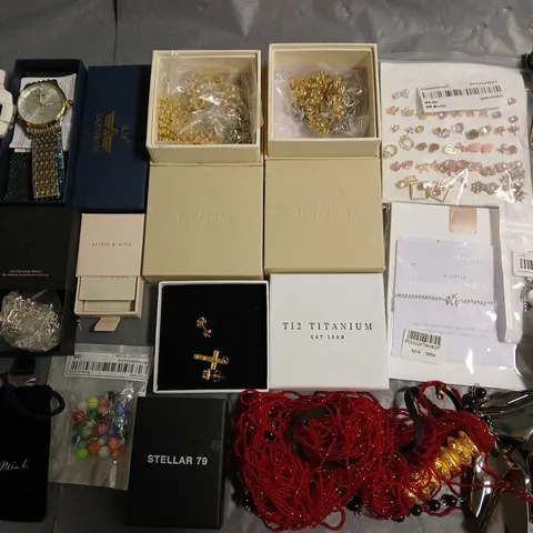 LOT OF ASSORTED JEWELLERY AND WATCH ITEMS TO INCLUDE NECKLACES, EARRINGS SEIKO AND LANMSOM