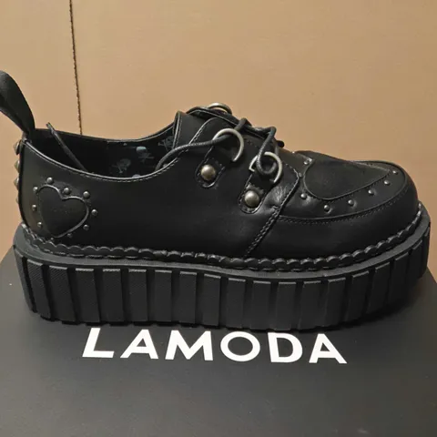 BOXED LAMODA WOMEN'S BLACK PLATFORM SHOES WITH HEART TOE DETAIL - 8