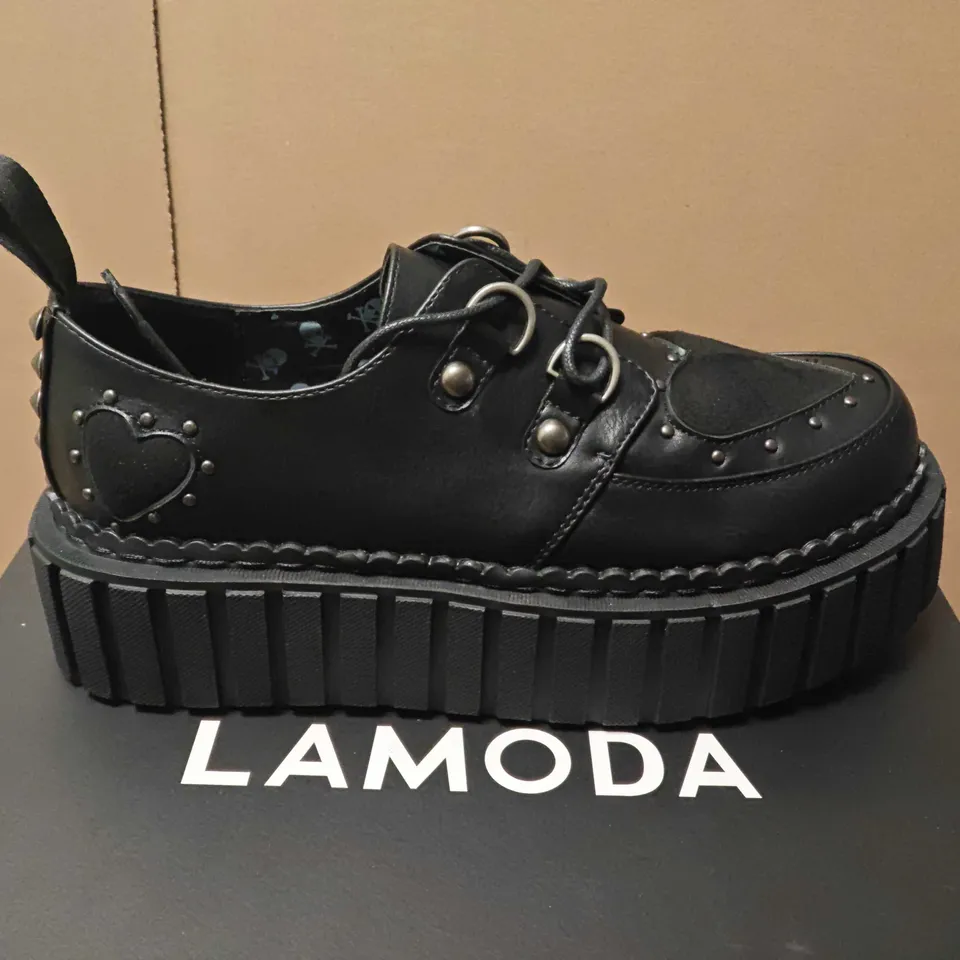 BOXED LAMODA WOMEN'S BLACK PLATFORM SHOES WITH HEART TOE DETAIL - 8
