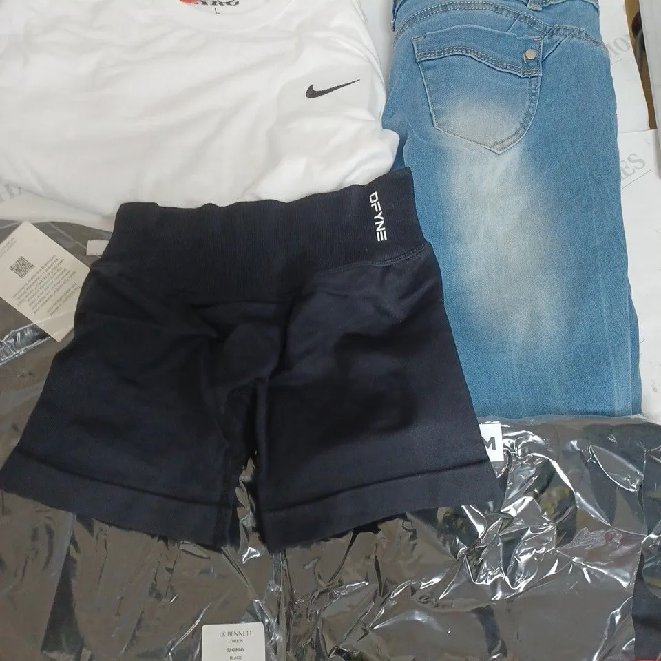 BOX OF APPROXIMATELY 25 ASSORTED CLOTHING ITEMS TO INCUDE - JEANS, T-SHIRT , SHORTS ETC 