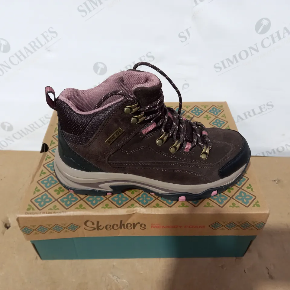 BOXED PAIR OF SKECHERS BOOTS - SIZE 3.5