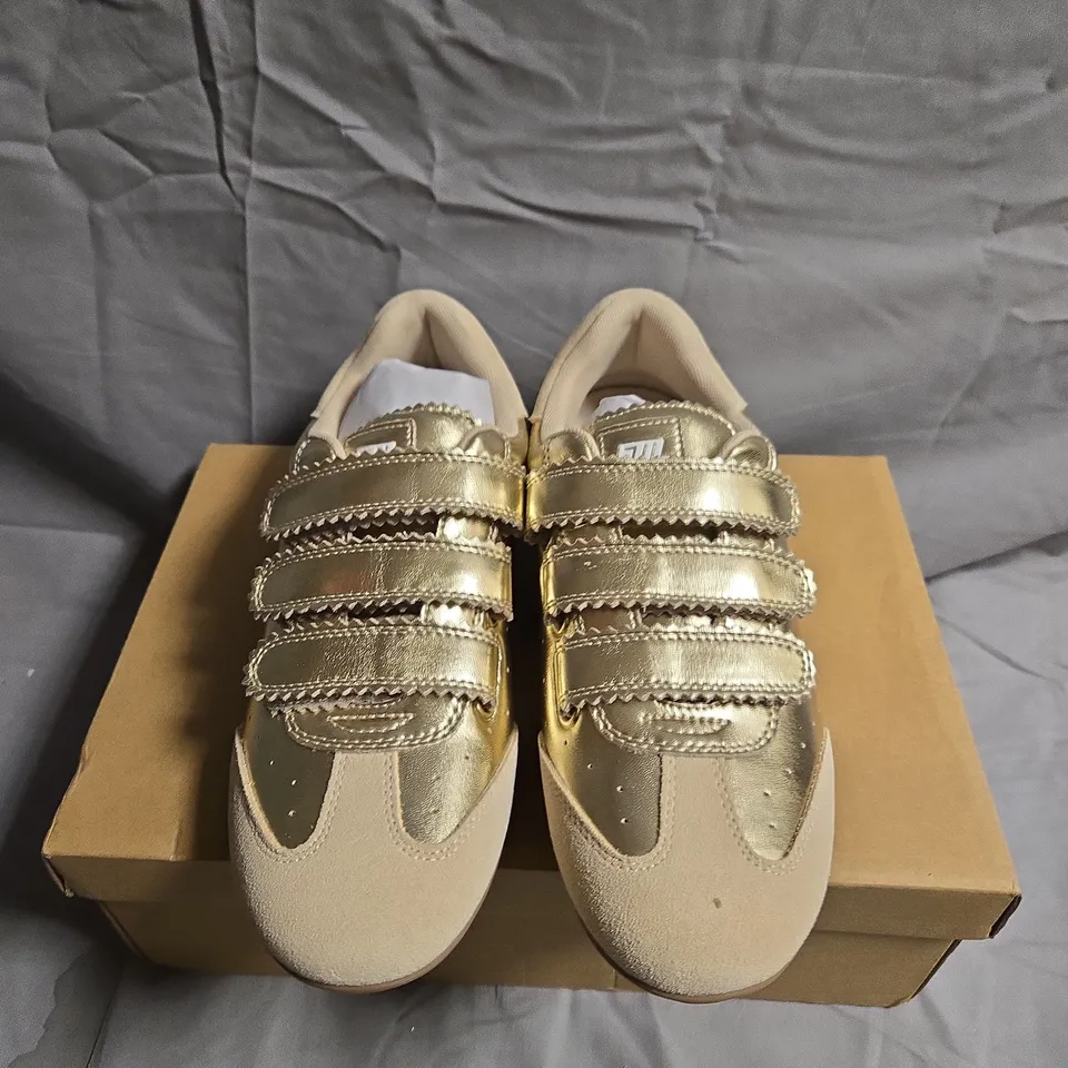 STEVE MADDEN FLAGSHIP GOLD ACTION LEATHER SNEAKER - WOMEN'S, EU 39 (US 8.5 / UK 6)