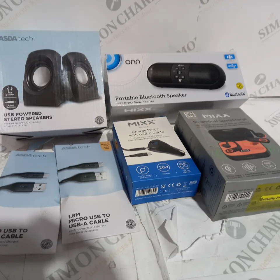 BOX OF APPROXIMATELY 15 ASSORTED ITEMS TO INCLUDE STEREO SPEAKERS, USB PORT, BLUETOOTH SPEAKER ETC