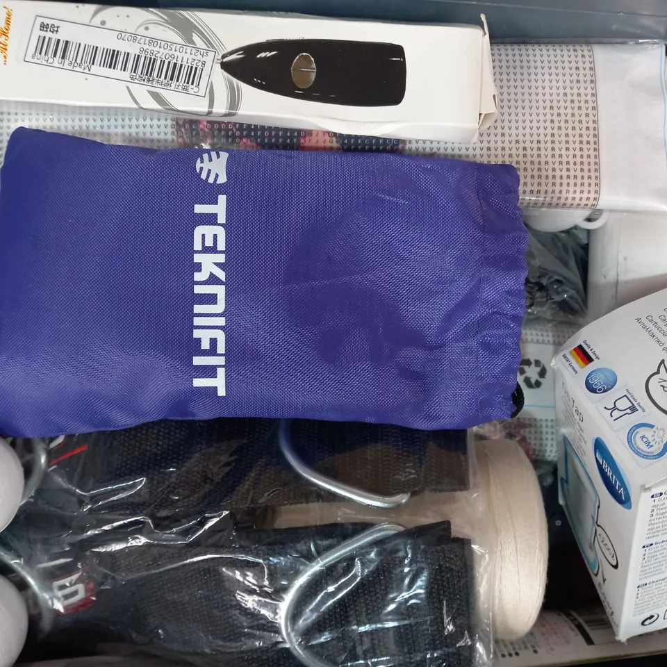 LOT OF APPROXIMATELY 10 ASSORTED HOUSEHOLD ITEMS TO INCLUDE BUBBLE WEIGHTS, QUAD SPANNER, COMPUTER MOUSE, ETC