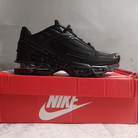 BOXED PAIR OF NIKE AIR MAX PLUS III SHOES IN BLACK SIZE UK 6