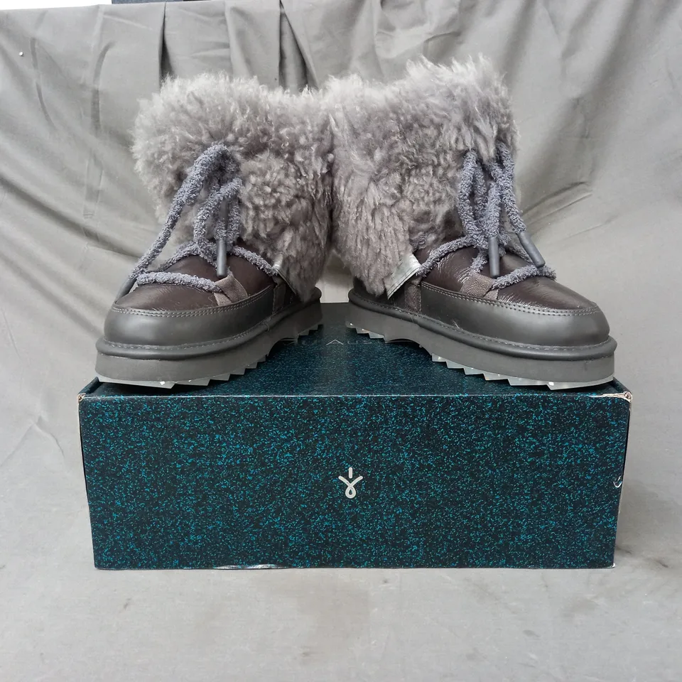 BOXED PAIR OF EMU AUSTRALIA WATER RESISTANT BOOTS IN CHARCOAL SIZE 6